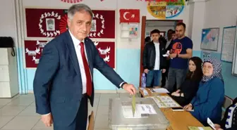 AK Parti Milletvekilleri Muammer Avcı ve Saffet Bozkurt oylarını kullandı