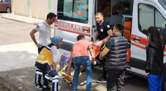 Karabük'te sol ayağı kesik vatandaş, sırtında taşınarak oy kullanmaya getirildi