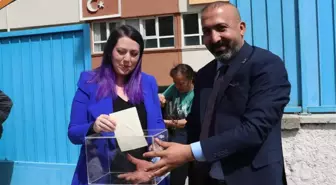 Oy kullanmaya giden kadına, sevgilisinden evlilik teklifi sürprizi