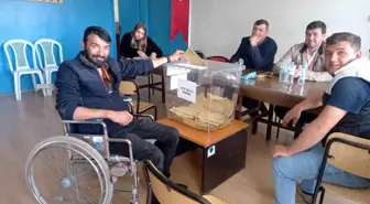 Tekerlekli sandalye ile sandık başına geldi