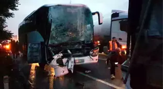 AK Parti seçmenlerini taşıyan otobüs tıra çarptı: 22 yaralı