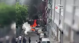 Beyoğlu'nda park halindeki araç alev alev yandı