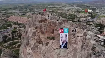 Dünyanın en büyük doğal gökdelenine Recep Tayyip Erdoğan posteri asıldı