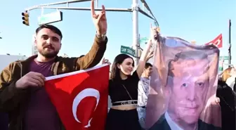 Erdoğan'ın seçim zaferi ABD'de coşkuyla kutlandı! Bayrak ve posterlerle sokaklara döküldüler