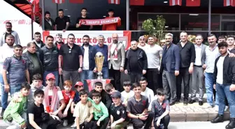 Samsunspor'un şampiyonluk kupası Tekkeköy'de meşalelerle karşılandı