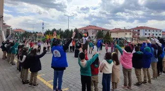 Erzincan'da Gençlik Merkezi gönüllüleri minik öğrencileri palyaço kostümüyle eğlendirdi