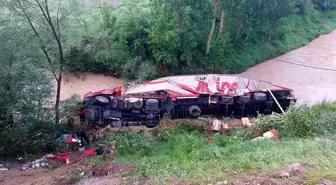 Samsun'da tır çaya devrildi: 2 yaralı