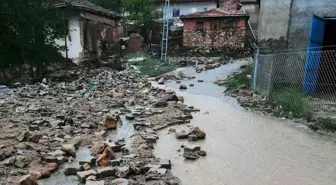 Kırıkkale'de sel ve dolu felaketi: Araçlar sürüklendi, evler sular altında kaldı, tarım arazileri zarar gördü