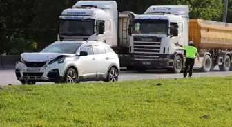 Samsun'da Kırmızı Işıkta Bekleyen Otomobile Arkadan Çarptı: 1 Yaralı