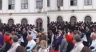 Mezuniyet töreninde protesto: Çocuk istismarını destekleyen paylaşım yapan okul müdürüne sırtlarını döndüler