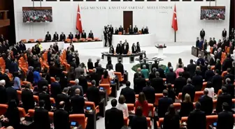 Yine aynı görüntü! HDP'liler Meclis açılışında İstiklal Marşı'nı okumadı