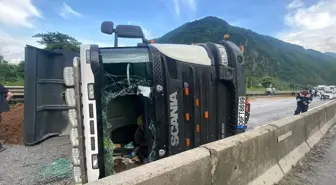 Sakarya'da Toprak Yüklü Kamyon Devrildi: Uzun Araç Kuyrukları Oluştu