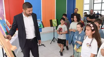 Foça Belediyesi'nin Resim Kursuna Devam Eden Çocuk Ressamlarının Eserleri Sergilendi