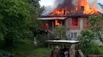 Sakarya'da İki Katlı Ev Alev Alev Yandı