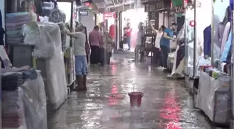 İzmir'i yine sel vurdu: Tarihi Kemeraltı Çarşısı sular altında kaldı