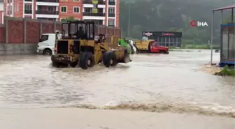 Kastamonu'da Sel: Araçlar Suda Sürüklendi, Ev ve İş Yerlerini Su Bastı