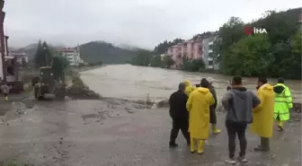 Kastamonu'da Oyun Oynarken Selde Mahsur Kalanlar Masaların Üzerine Çıkarak Korundu