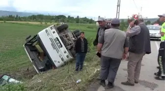 Tarlaya uçan midibüs de kimse yaralanmadı