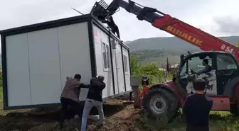 Tomarza'da evleri ağır hasar gören vatandaşlara konteynerleri verildi