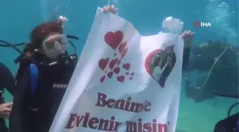 Fethiye'de Deniz Altında Afişli Evlilik Teklifi