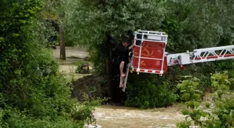 Sinop'ta sel nedeniyle mahsur kalan vatandaş kurtarıldı