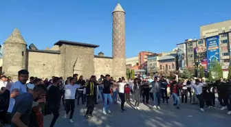 İranlı sanatçı Erzurum'da gençlerin ilgi odağı oldu