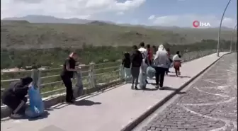 Kadın muhtar çocuklarla buluştu, sokak sokak temizlik yaptı