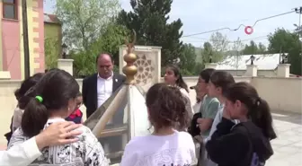 Namuslarını korumak için kuyuya atlayan şehit kadınların yaşadıkları minik Elif Naz'ı gözyaşlarına boğdu