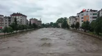 Terme Çayı taştı, sel suları pazar yerini 2 metre havaya kaldırdı