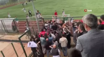 Çivili kramponlu futbolcu taraftara tekme attı