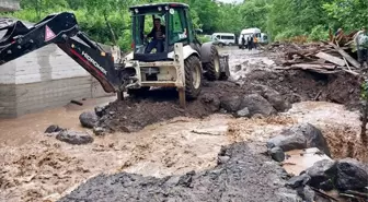 Tokat'ta sağanak yağış sonrası 5 mahalleye ulaşım sağlayan yol göle döndü