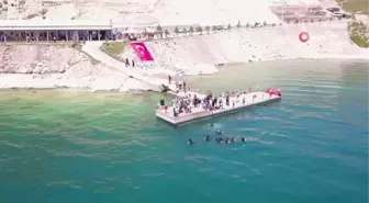 Van Gölü'nün dibinden çuvallarla çöp çıkarıldı