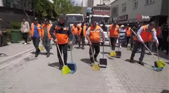 Esenyurt Belediye Başkanı Bozkurt, farkındalık için sokakları süpürdü