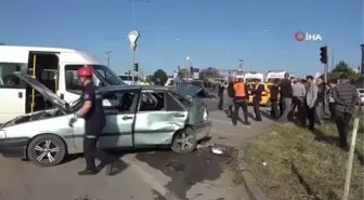 Samsun'da minibüs kavşakta iki araca çarptı: 7 yaralı