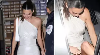 Süper mini elbisesiyle arabaya binmeye çalışan Kendall Jenner, frikik verdi