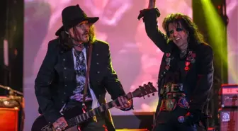 Johnny Depp, Hollywood Vampires ile Türkiye'de konser verdi