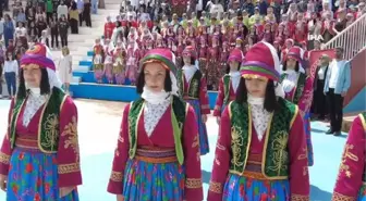 Van'da 7 Bölge 13 Yöreden Folklor Gösterisi İlgiyle İzlendi