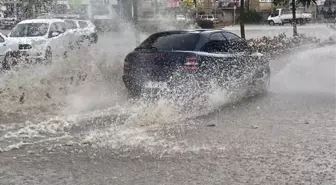 Kırşehir'de şiddetli yağış! 10 dakikada caddeler göle döndü