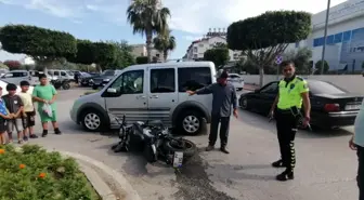 Manavgat'ta Motosiklet ve Hafif Ticari Araç Çarpıştı: 1 Yaralı