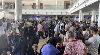 Adıyaman'daki depremzede hacı adayları dualar eşliğinde kutsal topraklara uğurlandı