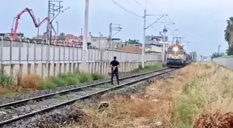 Adana'da Kişi Treni Durdurup Çekip Gitti