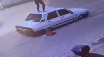 Adana'da kadın otomobilin tavanında dans etti