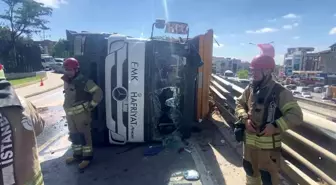 Pendik'te Hafriyat Kamyonu Devrildi: 2 Yaralı