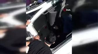 Pendik'te Hafriyat Kamyonu Devrildi: 2 Yaralı