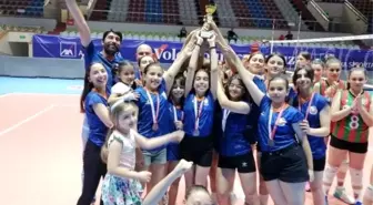 Urla Gençlik İzmir Mini Voleybol Süper Ligi şampiyonu