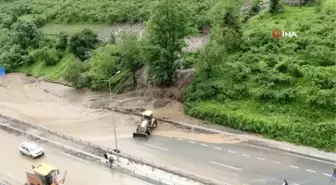 Trabzon-Gümüşhane karayolunda ulaşım tek şeritten sağlanıyor