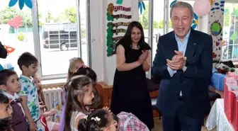 Hulusi Akar öğrencilere karnelerini dağıttı