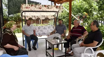 Kuşadası Belediyesi Evde Bakım Birimi'nden hizmet alan babaları ziyaret etti