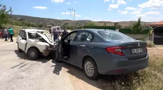 Kırıkkale'de Kafa Kafaya Çarpışan Otomobillerde 4 Kişi Yaralandı