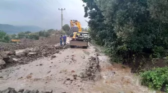 İzmir Aliağa'da Sağanak Sonrası Taşan Dere Eski Köprüyü Yıktı